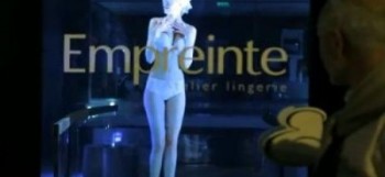 Un hologramme en sous-vêtements en plein coeur de Paris