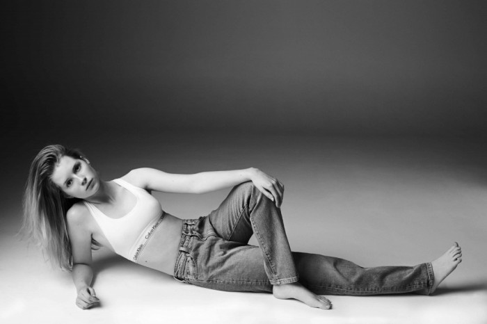 Lollie Moss, la nouvelle égérie de la collection capsule Calvin Klein x MyTheresa