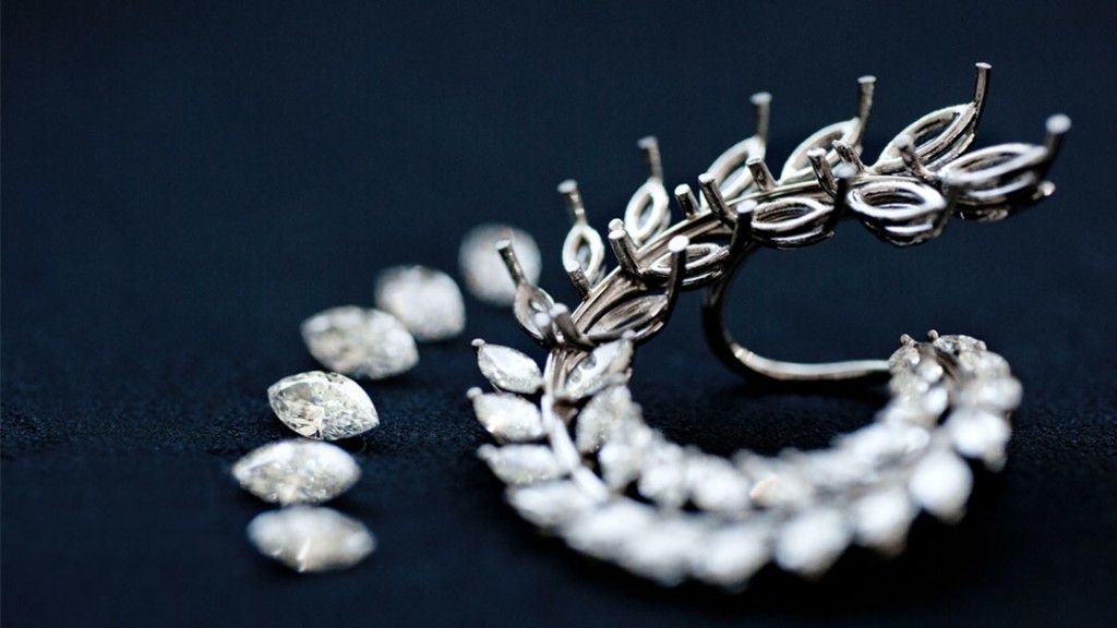 Making-Of-Green-Carpet-Earrings-4