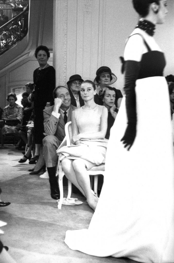 Audrey HEPBURN ET Mel FERRER à un défilé Dior, Paris, 1959_Tirage argentique, signé_Marc Riboud-Galerie Arcturus