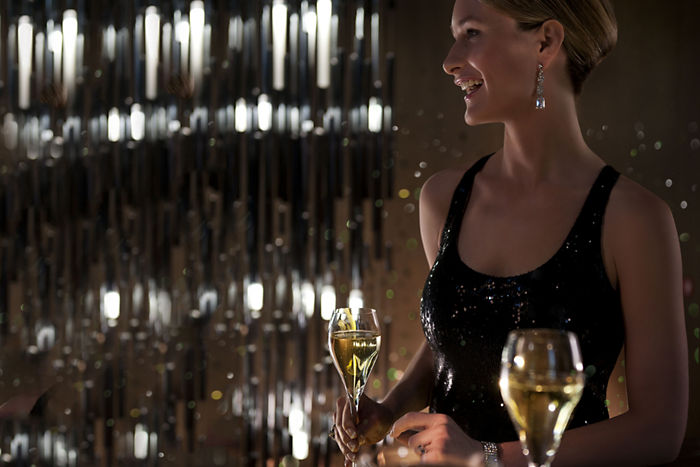 paris-bar-8-woman-with-wine-glass-2