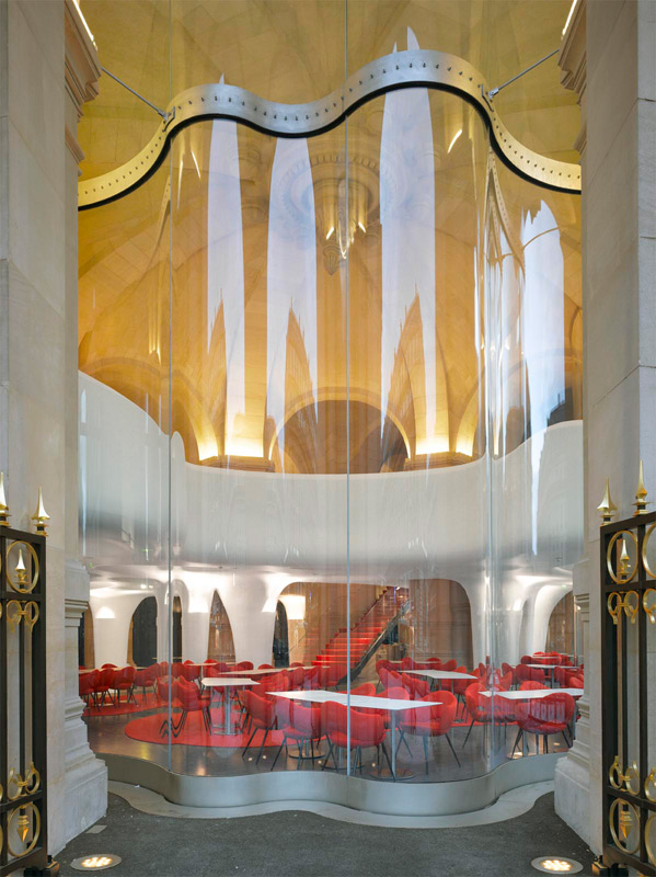 Vitre ondulée de la façade de L'Opéra Restaurant Crédit photo Roland Halbe 146Ko Jpeg