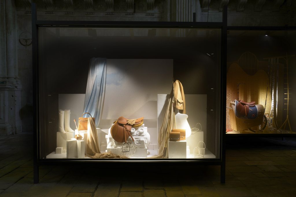 exposition : " le petit théatre de la démesure" pour la maison Hermès là la chapelle Saint Louis de Poitiers 2016