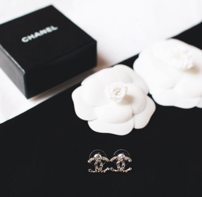 Catherine B et Camille Grand vous offre un bijou Chanel